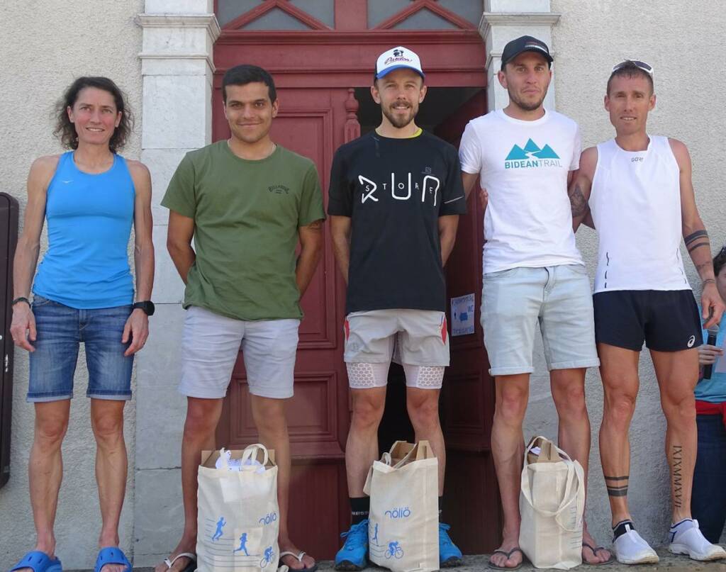 Les 3 lauréats du trail de 26 km ont reçu leur récompense des mains de Jocelyne Pauly et Beñat Marmissolle.
