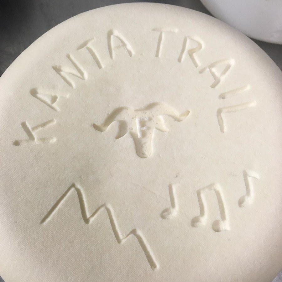 Tomme de brebis personnalisée pour le KantaTrail par Agnès et Nico