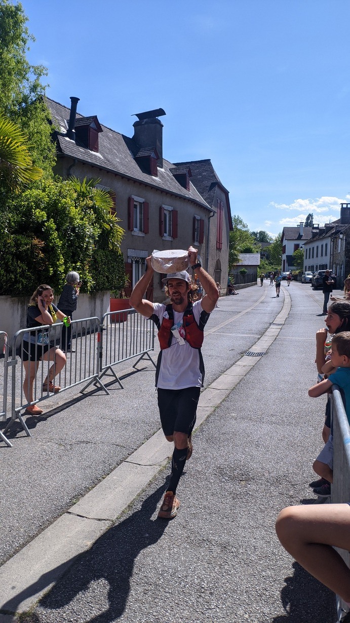 Antoine à l'arrivée avec son fromage gagné