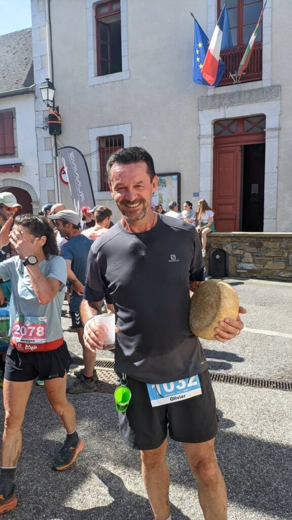 Olivier après l'arrivée avec son fromage gagné, Jocelyne Pauly déçue